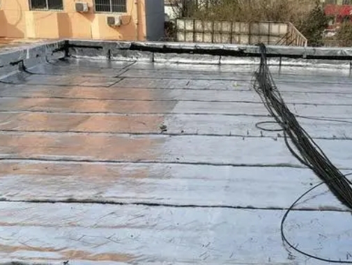 天等卫生间漏水维修公司分享下天等屋面楼顶防水刚性防水层施工要点。